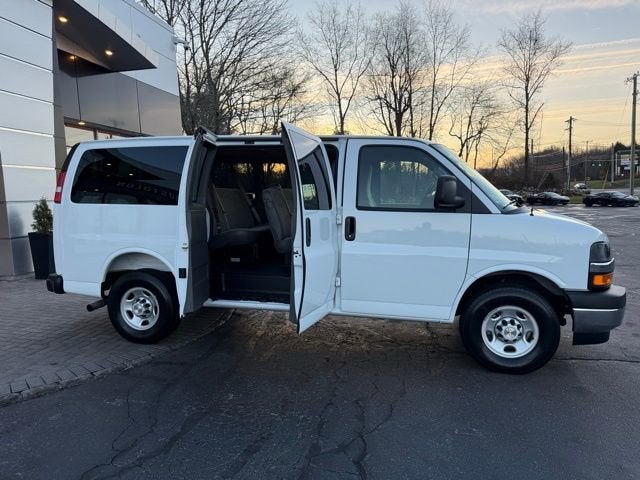 2025 Chevrolet Express Passenger 3500 1LS