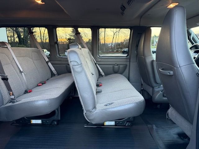 2025 Chevrolet Express Passenger 3500 1LS