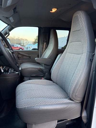 2025 Chevrolet Express Passenger 3500 1LS