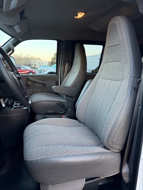 2025 Chevrolet Express Passenger 3500 1LS