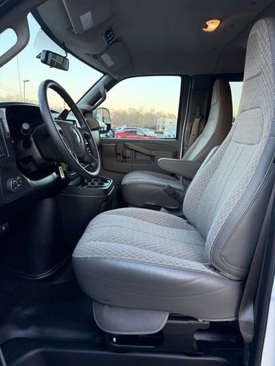 2025 Chevrolet Express Passenger 3500 1LS