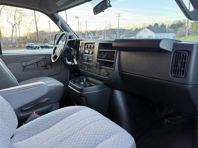 2025 Chevrolet Express Passenger 3500 1LS