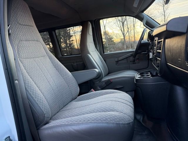 2025 Chevrolet Express Passenger 3500 1LS