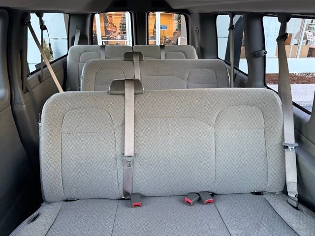 2025 Chevrolet Express Passenger 3500 1LS