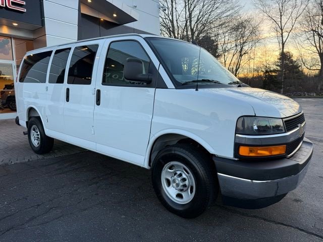 2025 Chevrolet Express Passenger 3500 1LS