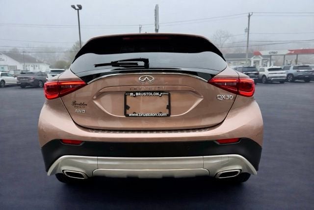 2017 INFINITI QX30 Premium