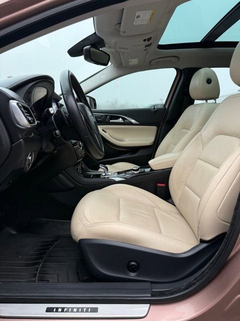 2017 INFINITI QX30 Premium