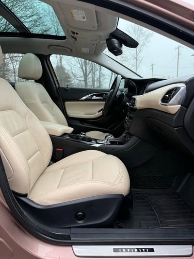 2017 INFINITI QX30 Premium