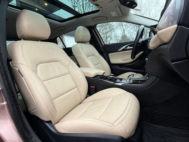 2017 INFINITI QX30 Premium