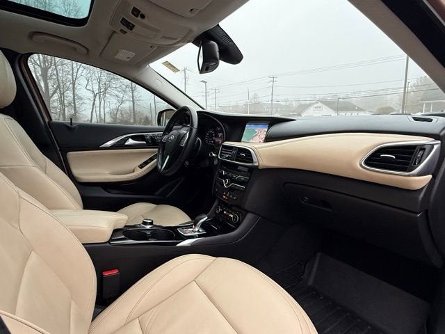 2017 INFINITI QX30 Premium